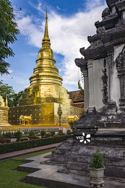 佛教圣殿中的金色佛塔图片素材