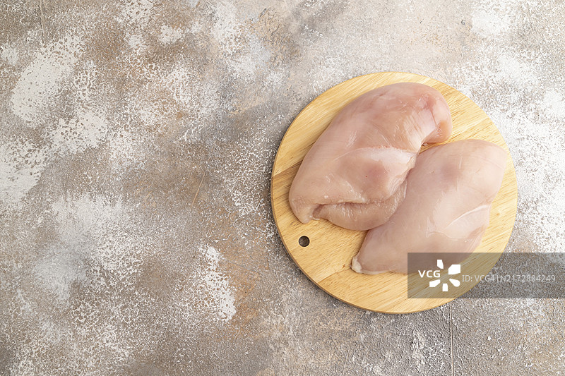 木砧板上的生鸡胸肉，俯视图图片素材