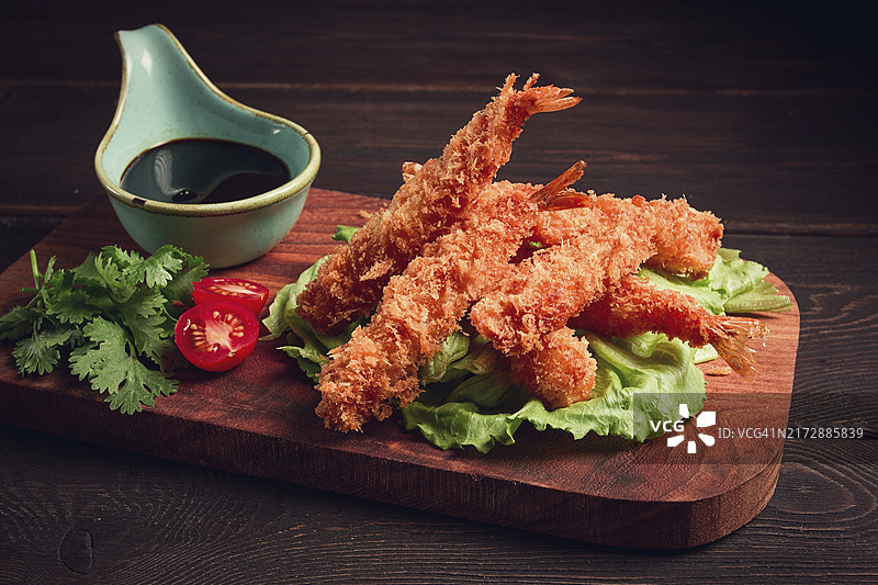 天妇罗炸虾配酱油图片素材