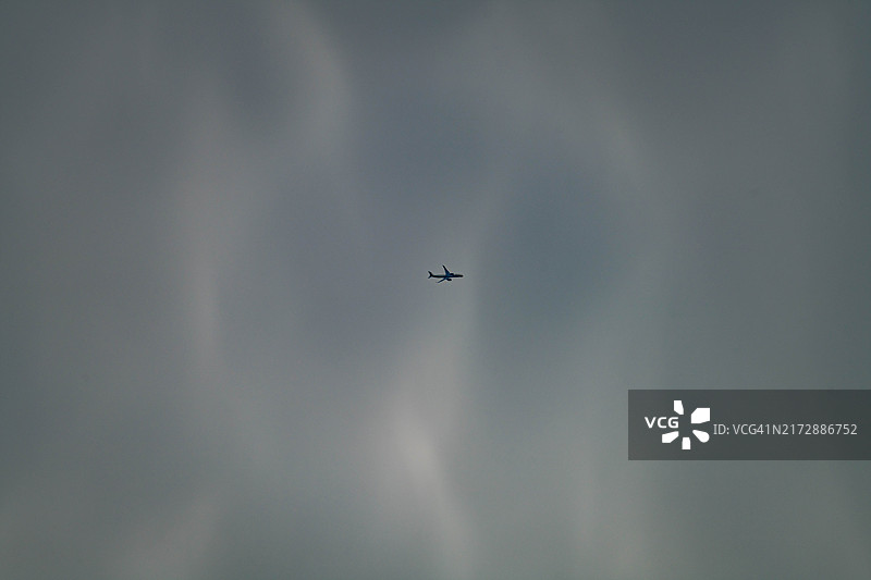 飞机飞越日本神奈川县的日落天空图片素材