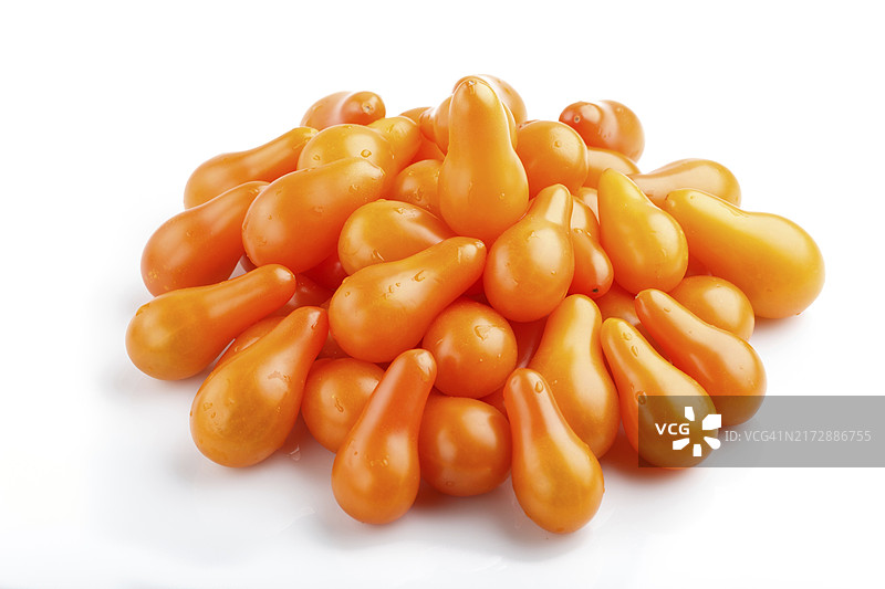白色背景上的一串小而成熟的橙色葡萄番茄，侧视图，特写图片素材