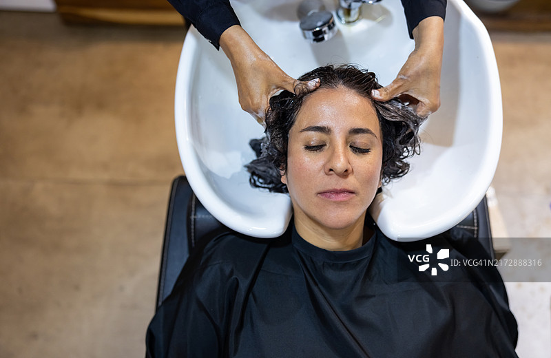 在美发沙龙洗头的女人图片素材