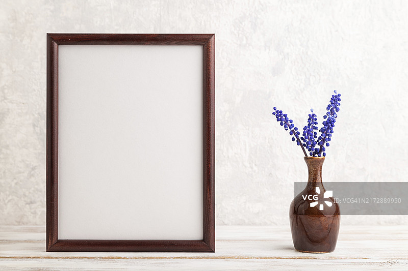 灰色背景上带有蓝色风信子花的木结构框架图片素材