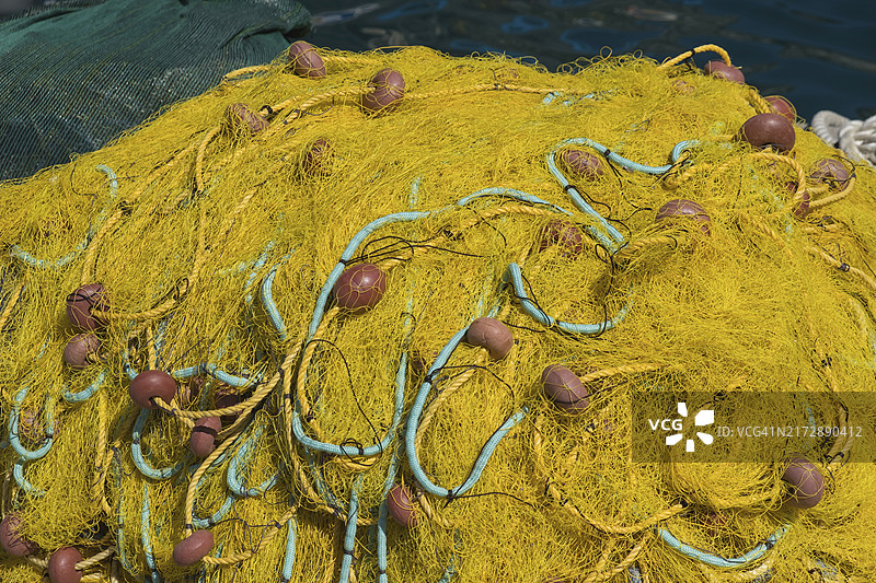 带有绳索和浮标的黄色渔网，锡米港，多德卡尼斯，希腊群岛，希腊，欧洲图片素材