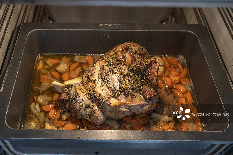 新鲜烤羊肉配香草和蔬菜，在砂锅中，巴伐利亚，德国，欧洲图片素材