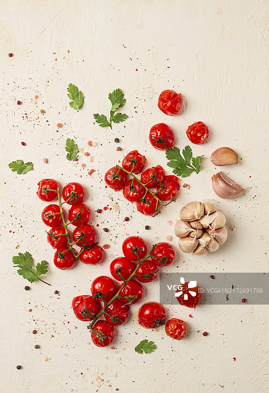 烤小番茄、香料和香草图片素材