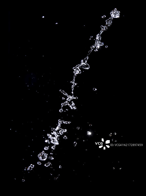 黑色背景上的自然水流喷射图片素材