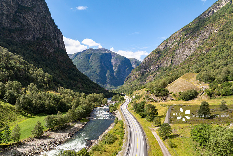 穿 Mountain 过群山的风景公路图片素材