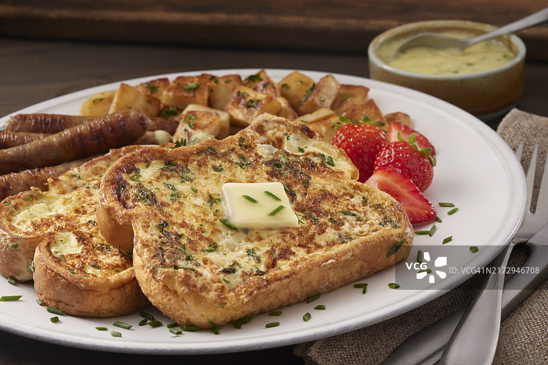 美味法式吐司配香肠、薯饼和荷兰酱图片素材