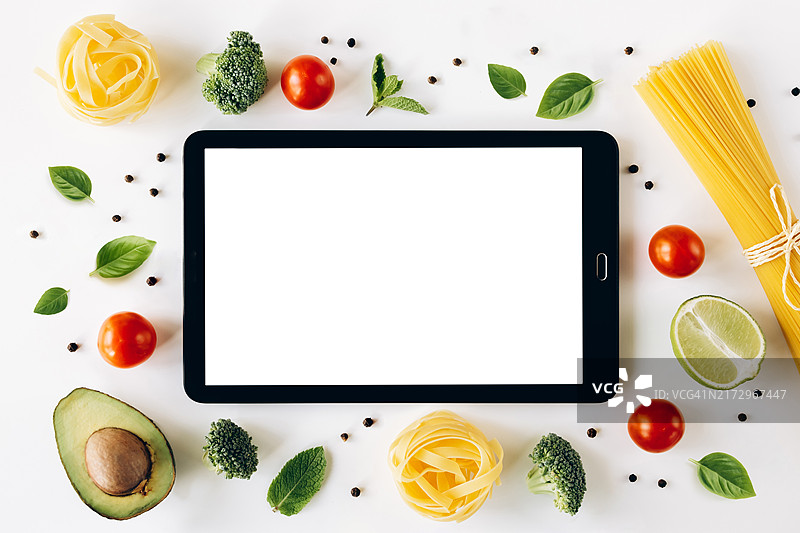 健康食材中的空白屏幕平板电脑：适用于美食App、食谱概念和膳食计划图片素材