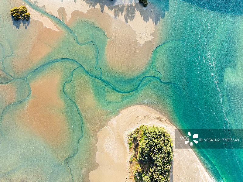 清澈碧绿的海水、沙滩和小岛的海岸景观鸟瞰图图片素材