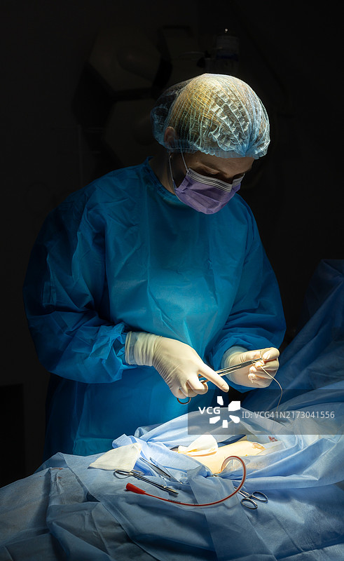 外科医生正在缝合手术伤口。图片素材