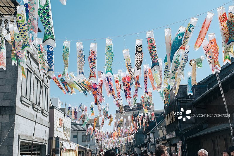 川越老街晴空下飘扬的鲤鱼旗图片素材