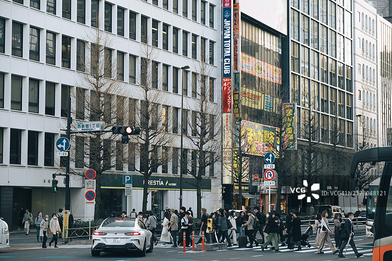 傍晚高峰时段，通勤者在市中心区过马路图片素材