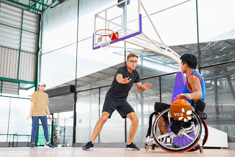 轮椅篮球比赛中投篮的运动员图片素材