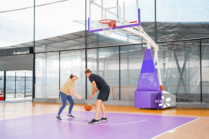 轮椅篮球运动员带球接近图片素材