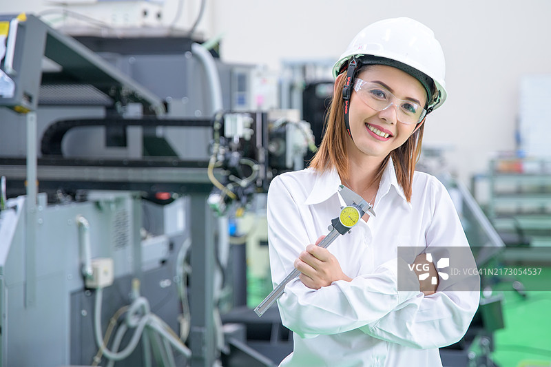 女工程师在工厂检查数控机床图片素材