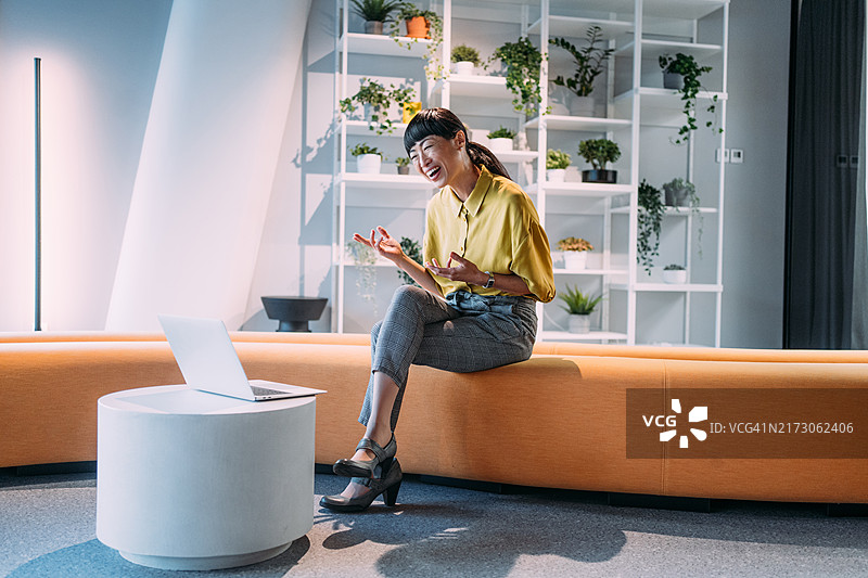 女商人办公室视频通话图片素材