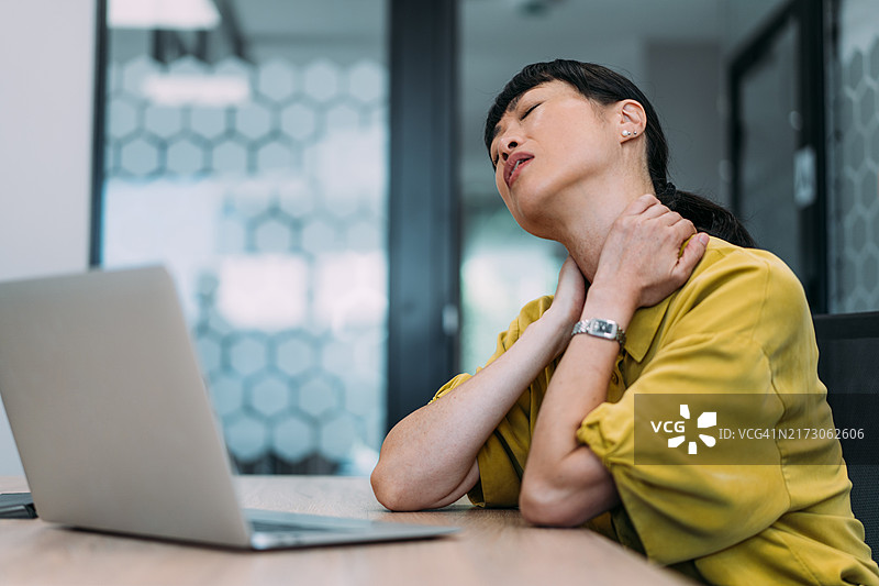 在办公室工作时颈椎不适的女商人图片素材