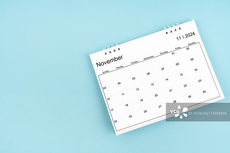 蓝色背景上的2024年11月桌面日历图片素材