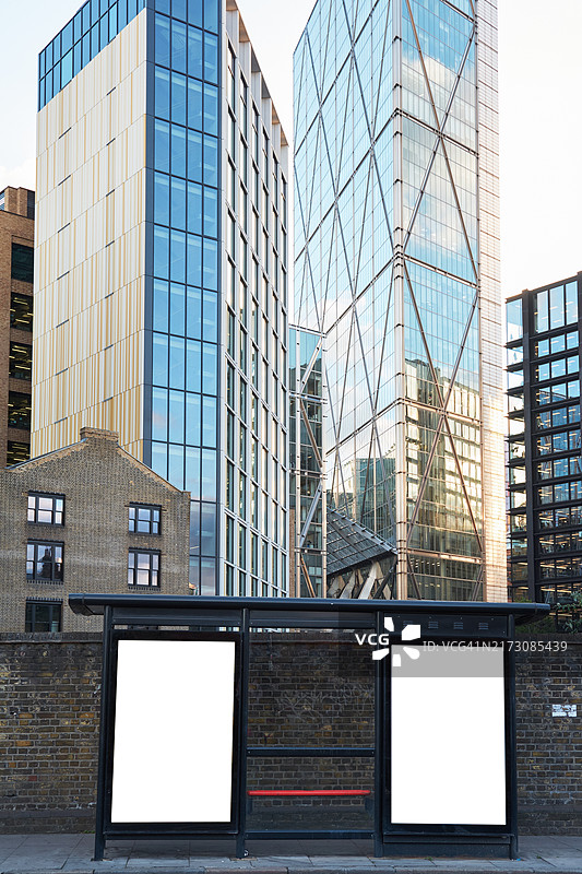 伦敦街头的空白公交车站广告图片素材