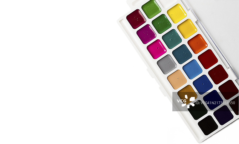 白色背景上的塑料盒装水彩颜料特写，顶视图，无人图片素材