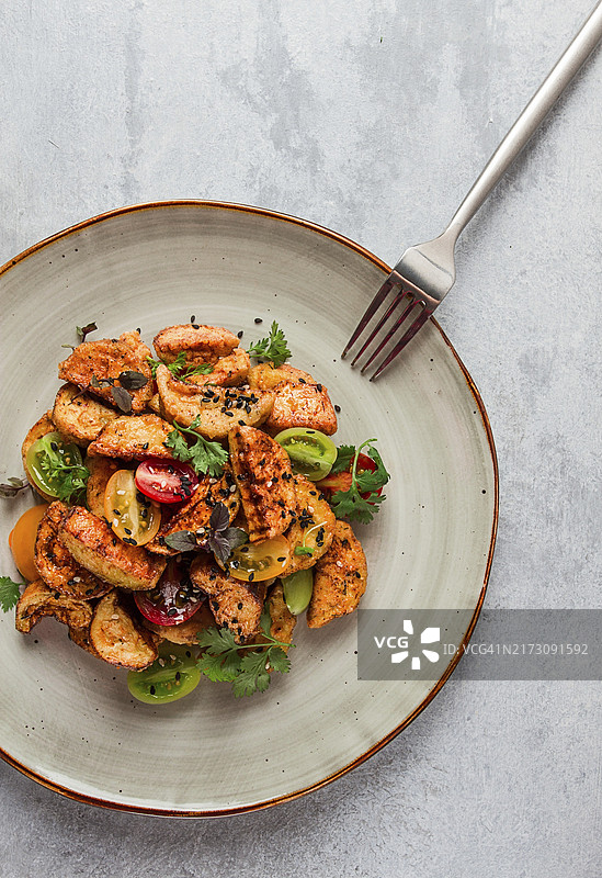 沙拉、脆皮茄子、樱桃、芝麻、橄榄油，自制，无人图片素材