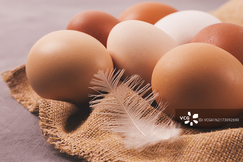 米色织物上的新鲜生鸡蛋，阳光，早晨，选择性聚焦，水平，特写，无人图片素材