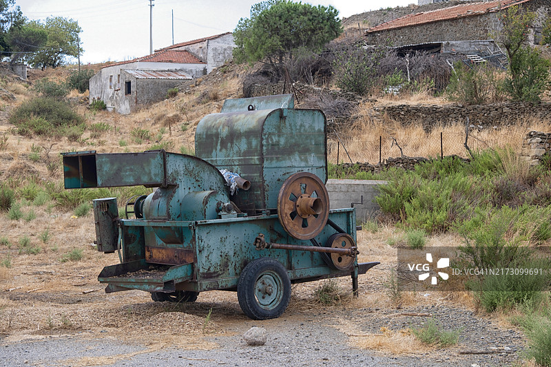 土耳其爱琴海地区的生锈农业机械特写图片素材