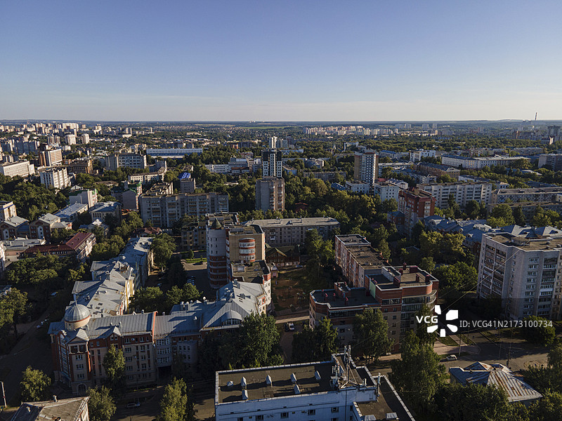 基洛夫住宅楼和绿树的城市景观航拍图片素材