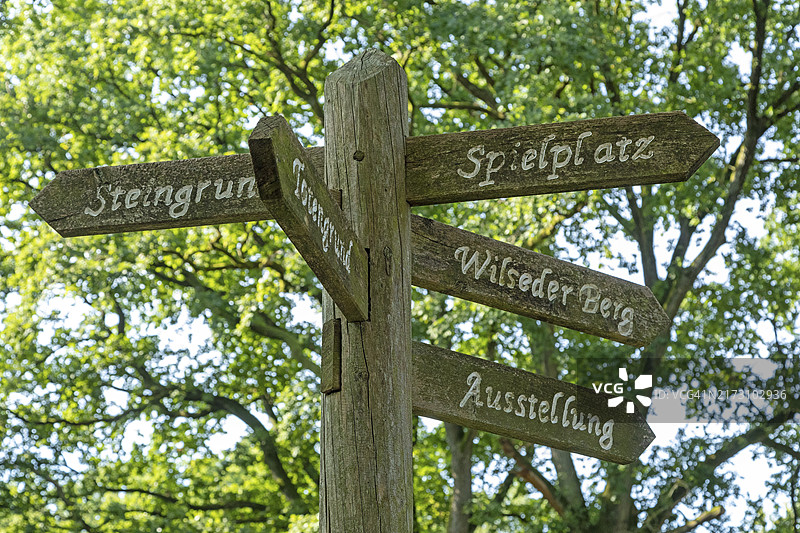 旧路标，位于德国下萨克森州吕讷堡石楠比斯平根威尔斯图片素材