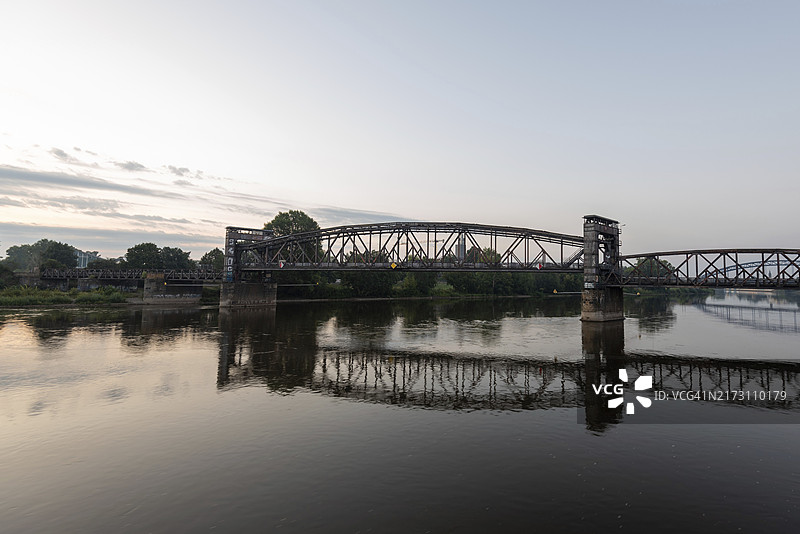 日出前不久的马格德堡升降桥,受保护的建筑遗产,易北河,马格德堡,萨克森-安哈尔特,德国,欧洲图片素材