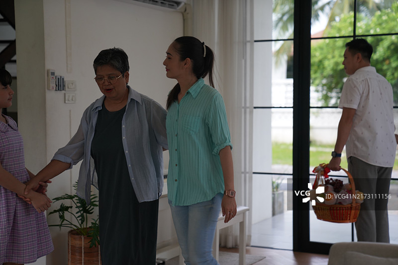 新房走廊里的家庭图片素材