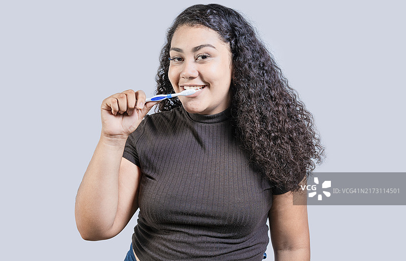 刷牙的微笑女人肖像，有留白图片素材
