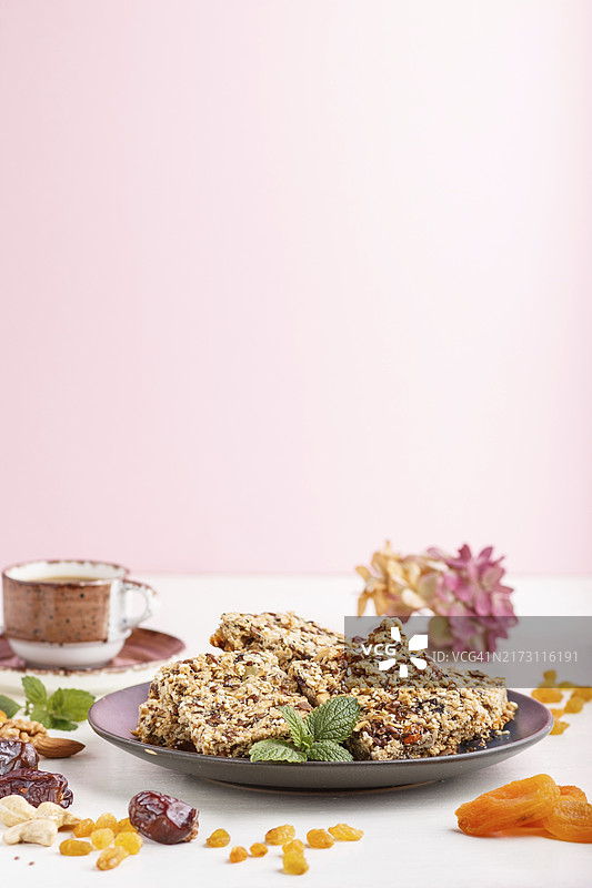 蓝陶瓷盘中的自制格兰诺拉麦片和咖啡图片素材
