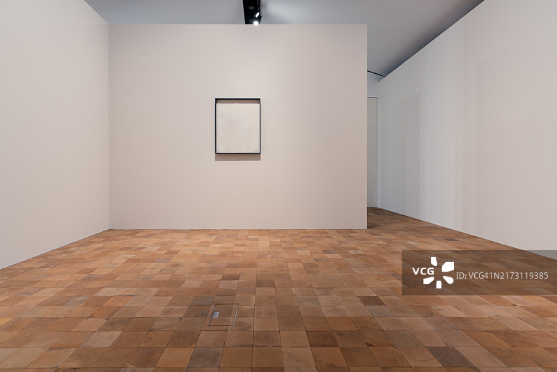 白色墙壁上的空白相框图片素材