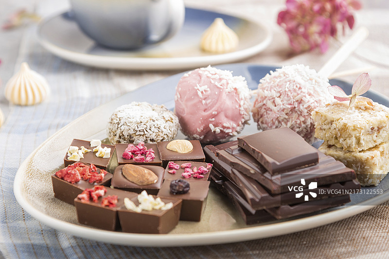 蓝色纺织品上的椰子糖巧克力块，侧视图片素材