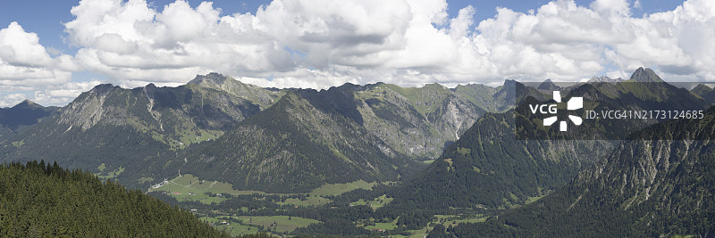 从索莱雷克到内贝尔峰、沙滕贝格、施内克、里芬科普夫和霍法茨的山脉全景，德国巴伐利亚阿尔高阿尔卑斯山图片素材