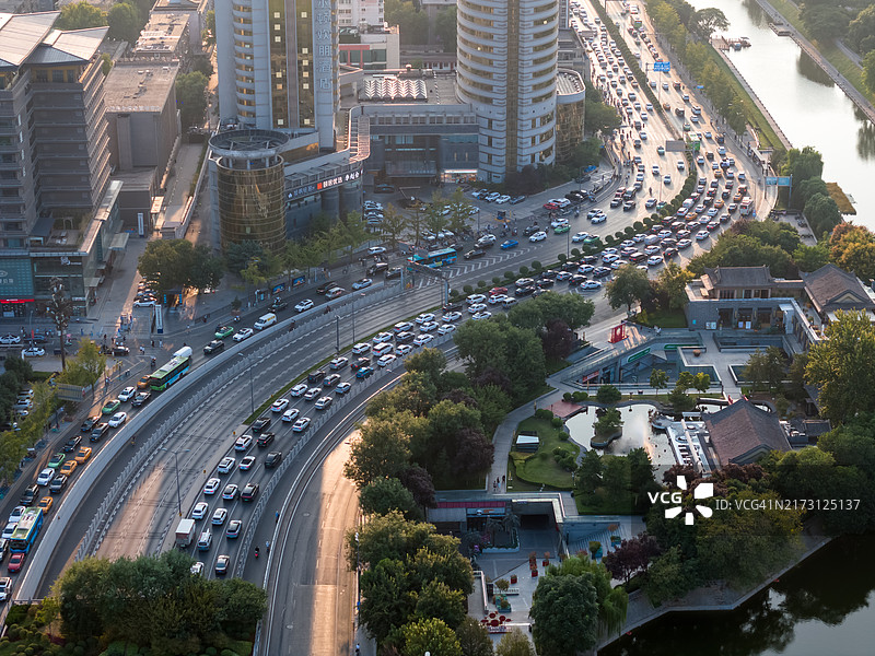城市道路交通拥堵的鸟瞰图图片素材