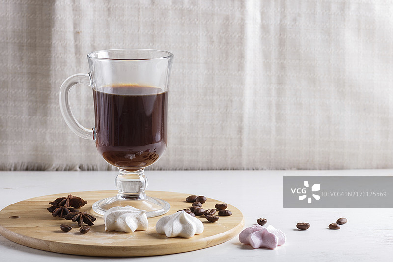 咖啡蛋白酥木板玻璃杯，白色背景特写，留白图片素材