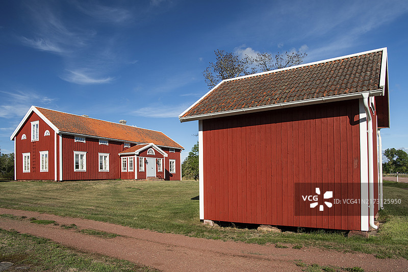 瑞典红房子，农场，位于芬兰奥兰群岛，波的尼亚湾，波罗的海图片素材