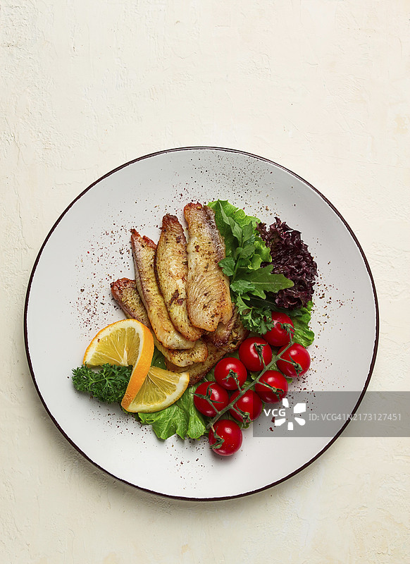 香料炸罗非鱼片配樱桃沙拉（家常菜）图片素材