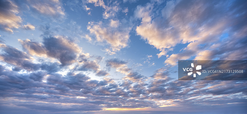 傍晚光线下带云的蓝天全景壁纸图片素材