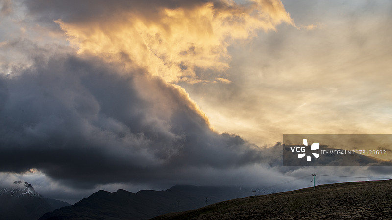 斯诺多尼亚日落时分的壮丽云彩图片素材