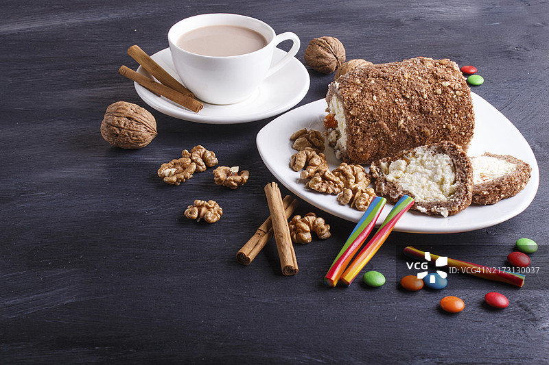 黑木背景下的凝乳核桃卷饼特写图片素材