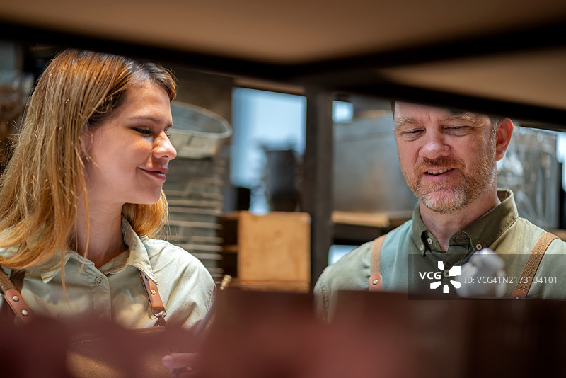 商店经理带领员工在仓库中盘点家居装饰图片素材
