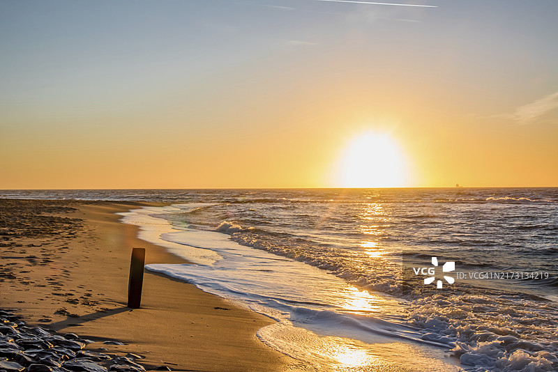荷兰登海尔德：2022年1月，登海尔德海滩上的夕阳图片素材