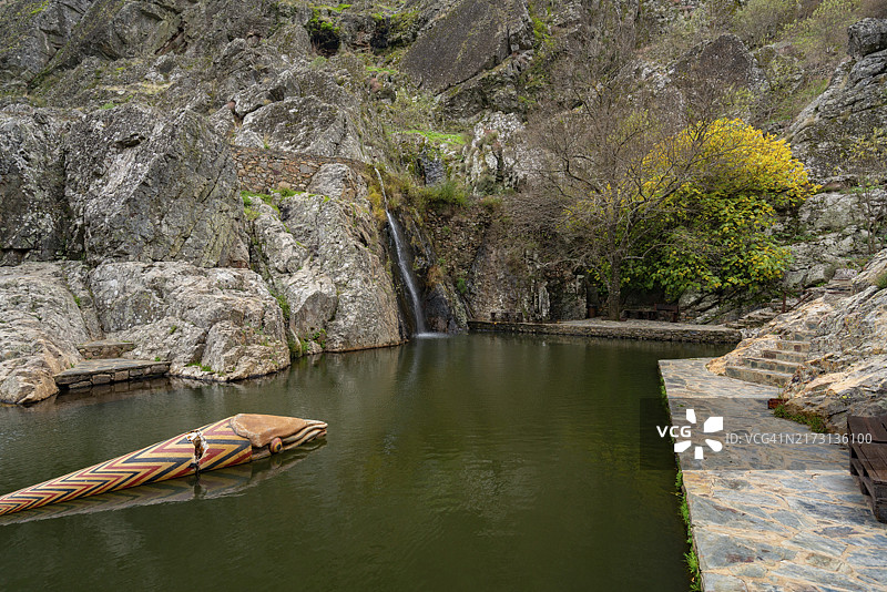 葡萄牙彭哈·加西亚历史村落瀑布和佩戈河滩阴天景色图片素材