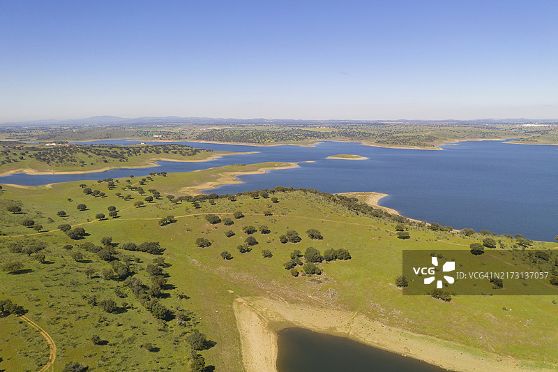 葡萄牙阿连特茹橄榄树景观Caia水坝的无人机航拍水坝湖水库图片素材