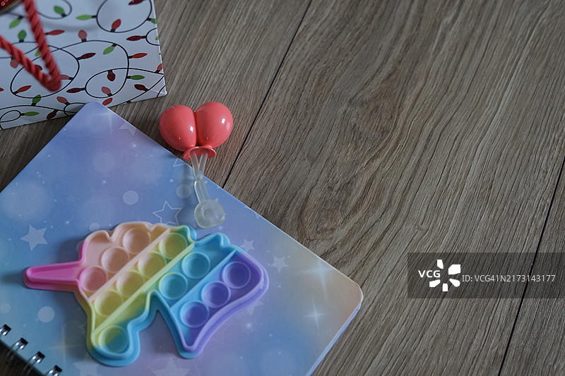 生日派对小女孩的礼物，庆祝节日玩具气球礼品袋图片素材